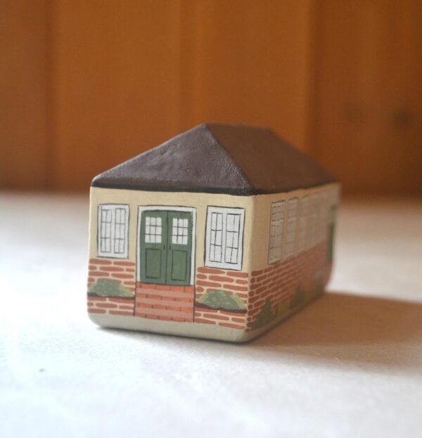 Miniature clay Moor Pool Hall - Image 4