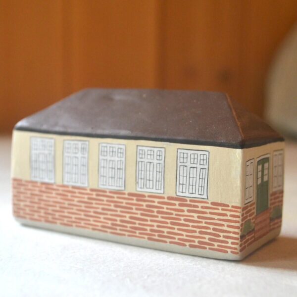 Miniature clay Moor Pool Hall - Image 3